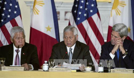 Ngoại trưởng Philippines Albert Del Rosario (giữa) trong một cuộc họp với Ngoại trưởng Mỹ John Kerry (phải) và Bộ trưởng Quốc phòng Philippines Voltaire Gazmin (trái) tại thủ đô Washington, Mỹ ngày 12/1.